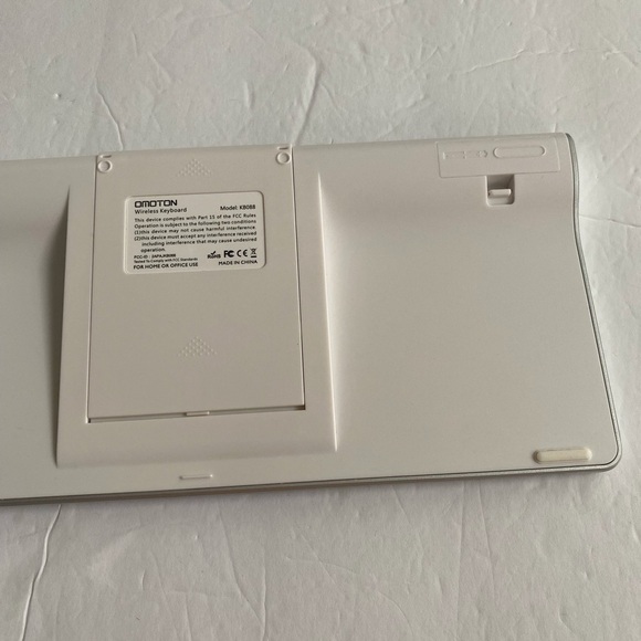 Omoton Bluetooth keyboard with sliding stand - Picture 7 of 15